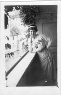 Carte Photo D'une Jeune Femme élégante Posant Sur Le Balcon De Sa Maison Vers 1910 - Personnes Anonymes