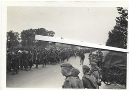 MIL 507 0424 WW2 WK2  CAMPAGNE DE FRANCE  SOLDATS  ALLEMANDS CROISENT PRISONNIERS  1940 - Krieg, Militär