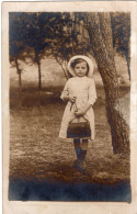 Carte Photo D'une Jeune Fille élégante Posant Dans Un Bois - Persone Anonimi