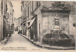 ALnw 16-(13) ST REMY DE PROVENCE - RUE CARNOT ET FONTAINE NOSTRADAMUS - ANIMATION - 2 SCANS - Saint-Remy-de-Provence