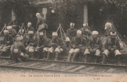 BE6 - GRANDE GUERRE 1914 - LA NOUVELLE TENUE DES ZOUAVES ET DES TURCOS - 2 SCANS - Oorlog 1914-18