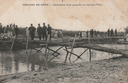 BE6 - TRAVAUX DU GENIE - CONSTRUCTION D' UNE PASSERELLE SUR CHEVALETS PALEES - 2 SCANS - Oorlog 1914-18