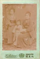 Grande Photo CDV D'une Femme élégante Japonaise Avec Ces Deux Fille Posant Dans Un Studio Photo A Kobe - Oud (voor 1900)