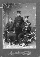 Grande Photo CDV  D'un Officiers Japonais Décorer Avec Deux Jeune Garcon Posant Dans Un Studio Photo Au Japon - Ancianas (antes De 1900)