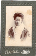 Grande Photo CDV D'une Femme Japonaise élégante Posant Dans Un Studio Photo Au Japon - Oud (voor 1900)