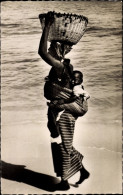 CPA Dakar Senegal, Promenade, Senegalesin Mit Baby Auf Dem Rücken Am Strand - Sénégal