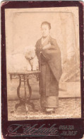 Photo CDV D'une Femme élégante Japonaise Posant Dans Un Studio Photo A Osaka Au Japon - Antiche (ante 1900)