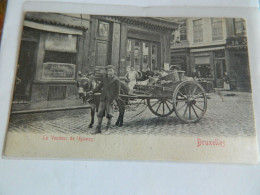 BRUXELLES:LE PETIT VENDEUR DE LEGUMES AVEC SON ANE ET SA CHARETTE DEVANT LA BOUTIQUE DE JEAN JONAS A LA BALEINE - Old Professions