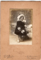 Grande Photo CDV D'une Petite Fille  élégante Posant Dans Un Studio Photo A PARIS - Oud (voor 1900)