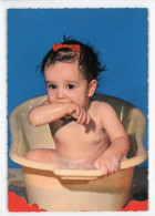 Enfant Dans Baignoire Plastique - Portraits