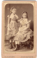 Grande Photo CDV D'une Petite Fille  élégante Posant Dans Un Studio Photo A PARIS - Ancianas (antes De 1900)