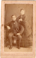 Photo CDV D'un Couple élégant Posant Dans Un Studio Photo A London Lancashire - Oud (voor 1900)