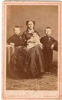 Photo CDV D'une Femme élégante Avec Ces Trois Enfants Posant Dans Un Studio Photo A PARIS - Ancianas (antes De 1900)