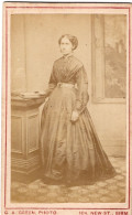 Photo CDV D'une Femme élégante Posant Dans Un Studio Photo A Birmingham - Anciennes (Av. 1900)