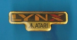 1 PIN'S  //    ** CONSOLE  DE JEUX VIDÉO / ATARI / LYNX / FONDATEUR Nolan BUSHNELL ** - Spelletjes