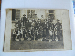 GUERRE 14/18 +RACHES: PHOTO CARTE DE PRISONNIERS TRAVAILLEURS  AVEC LEUR PELLE LE 9/8/1917 -SOLDAT ALLEMAND AU MILIEU - Weltkrieg 1914-18