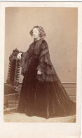 Photo CDV D'une Femme élégante Posant Dans Un Studio Photo A Colmar - Anciennes (Av. 1900)
