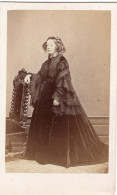 Photo CDV D'une Femme élégante Posant Dans Un Studio Photo A Colmar - Old (before 1900)