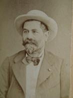 Photo CDV Christian à Paris  Homme (Comte Xavier Lacombe De La Tour) Portant Un Chapeau CA 1875 - L679B - Alte (vor 1900)