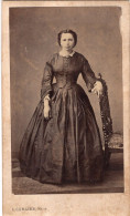 Photo CDV D'une Femme élégante Posant Dans Un Studio Photo A Mons - Oud (voor 1900)