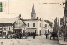 33 LEOGNAN LE BOURG L' ARRET DU TRAM ANIME COMMERCES HOTEL RESTAURANT PATISSERIE J SANS ATTELAGES CLICHE RARE - Autres & Non Classés