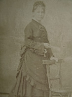 Photo CDV Thiébault à Enghien  Jeune Femme Tenant Un éventail  CA 1875-80 - L679B - Ancianas (antes De 1900)