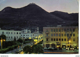 CASSINO Vue De Nuit Rue De La République 1975 Station Essence AGIP Margiotta Fiat 500 850 Alfa - Andere & Zonder Classificatie