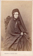 Photo CDV D'une Femme élégante Posant Dans Un Studio Photo A Lyon - Alte (vor 1900)