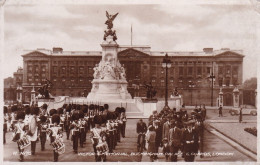 0-GBR01 01 112 - LONDON / LONDRES - QUEEN VICTORIA MEMORIAL - BUCKINGHAM PALACE & GUARDS - Buckingham Palace