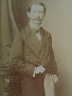 Photo CDV Berthier à Paris  Homme Moustachu  Main Dans La Poche De Son Pantalon  CA 1875-80 - L679B - Oud (voor 1900)