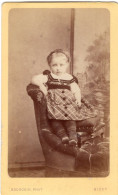 Photo CDV D'une Petite Fille élégante Posant Dans Un Studio Photo A Niort En 1872 - Ancianas (antes De 1900)