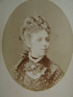 Photo CDV Numa Blanc  Portrait Jeune Femme Blonde (Mme Charotte)  Belle Coiffure  CA 1875 - L679B - Alte (vor 1900)