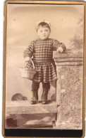 Photo CDV D'une Petite Fille élégante Posant Dans Un Studio Photo A Malakoff Avant 1900 - Anciennes (Av. 1900)