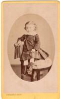 Photo CDV D'une Petite Fille élégante Posant Dans Un Studio Photo A Chateau-Thierry - Ancianas (antes De 1900)