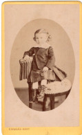 Photo CDV D'une Petite Fille élégante Posant Dans Un Studio Photo A Chateau-Thierry - Anciennes (Av. 1900)