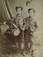 Photo Cdv Anonyme - Jeunes Garçons, Jean Et Ernest Lacombe De La Tour, Vers 1870  L679B - Old (before 1900)