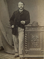 Photo Cdv Subercaze à Pau - Homme En Pied, Cigare à La Main, Veste En Velours, Second Empire Ca 1865 L679B - Old (before 1900)