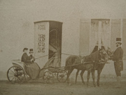 Photo Cdv Courtine (?) à Neufchatel -  Petite Calèche Attelé, Femme, Cocher Ca 1865 L679B - Oud (voor 1900)