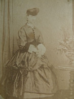 Photo Cdv Anonyme - Femme En Pied, Robe à Crinoline, Chapeau, Second Empire Ca 1865 L679B - Alte (vor 1900)