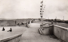 Courseulles Sur Mer - Vue Sur L' Extrémité De La Plage Prise De La Plate-forme - Courseulles-sur-Mer