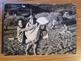 19394.   Fotografia D'epoca Uomini Giochi Di Spiaggia Aa '60 Italia - 10,5x7,5 - Anonyme Personen