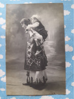 CARTE PHOTO UNE FEMME PORTANT SON ENFANT JOLIS COSTUMES - Altri & Non Classificati