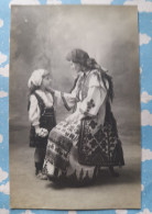 CARTE PHOTO UNE FEMME AVEC SON ENFANT JOLIS COSTUMES - Photographie