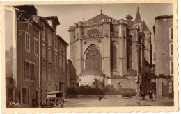 46 LOT CAHORS CATHEDRALE SAINT ETIENNE - CHEVET MONUMENT HISTORIQUE -  PLAN AVEC ANIMATION ET ANCIENNE VOITURE RENAULT - Cahors