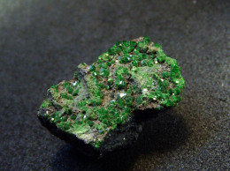 Uvarovite On Chromite TL ( 2 X 1 X 0.8 Cm ) Saranovskii Mine - Saranovskaya, Perm Krai - Russian Fed. - Minerales