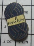3517 Pin's Pins / Beau Et Rare / MARQUES / PELOTE DE LAINE BLEU MARINE PINGOIN - Marche