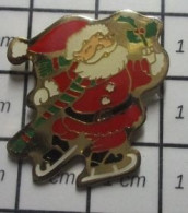 3517 Pin's Pins / Beau Et Rare / NOEL / PERE NOEL SUR PATINS A GLACE - Navidad