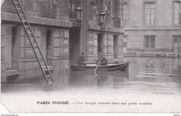 PARIS Inondé Une Barque Entrant Dans Une Porte Cochère Non  Circulé - Paris Flood, 1910