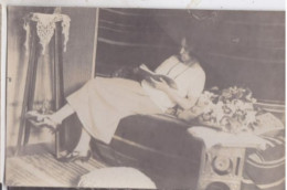 Carte Photo Algerie Alger Femme Lisant Semi  Allonge Sur Uns Sofa   Réf 29920 - Lieux