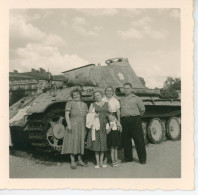 Photo Famille Française Devant Un Char Avec Croix De Lorraine Années 40 - War, Military